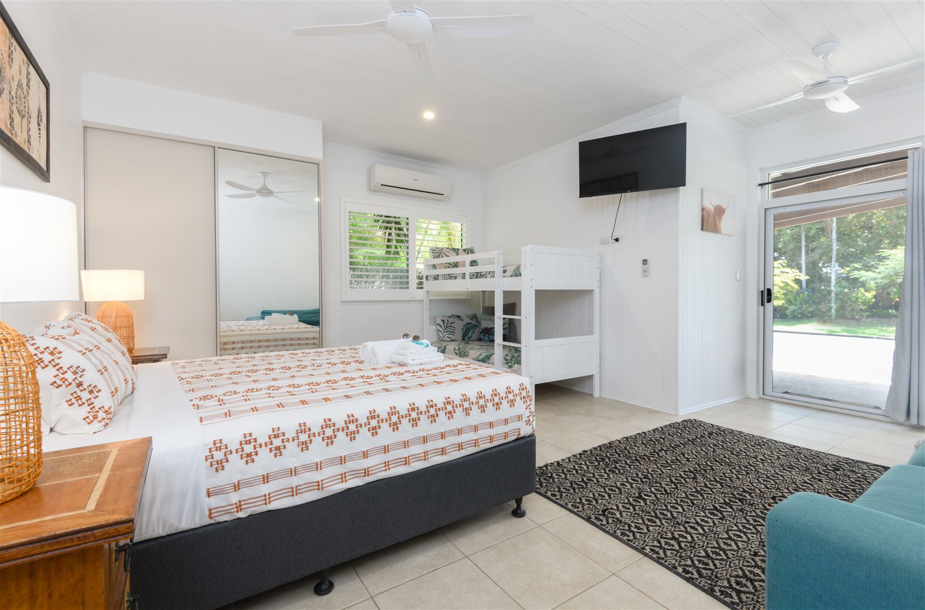 A bunk bedroom at Seabrook Beach House